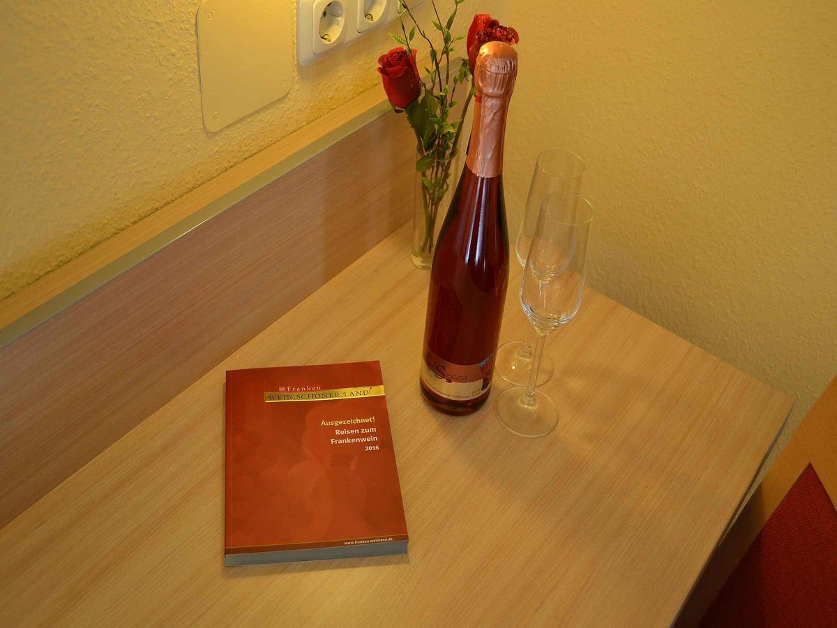 Hotel-Gasthof Rotes Ross Markt Einersheim Εξωτερικό φωτογραφία